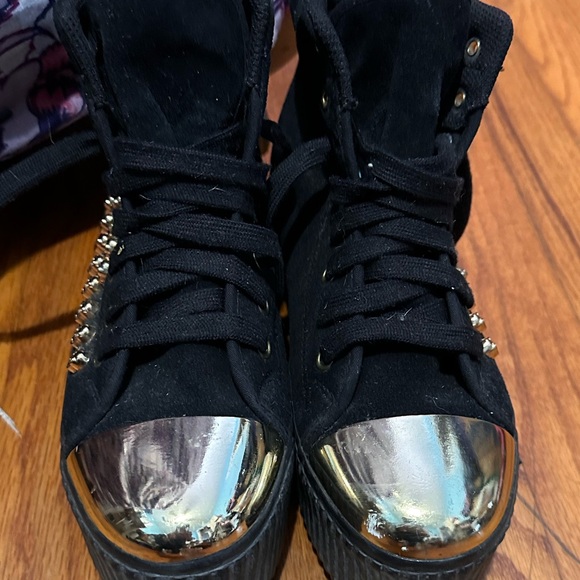 VEUC ankle height, black leather & gold metal skull embellishments plus gold to - Picture 2 of 10